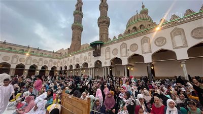 من مختلف الجنسيات.. توافد المصلين على الجامع الأزهر لأداء صلاة عيد الأضحى | فيديو 