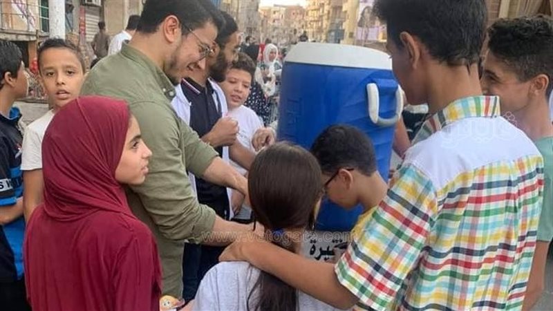 توزيع عصائر على أطفال