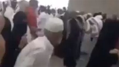 حاج يقذف الجمرات بشكل هيستيري.. والنشطاء: عنده مشكلة شخصية مع إبليس | فيديو