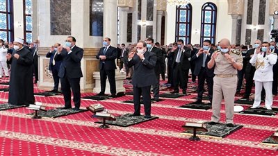 10 صور ترصد أداء السيسي صلاة عيد الأضحى بمسجد المشير طنطاوي