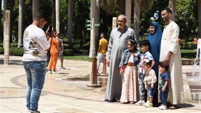 السيلفي واللعب على النافورة.. كيف استقبل زوار حديقة الأزهر أول أيام عيد الأضحى؟ |فيديو وصور