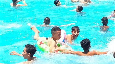 حمامات السباحة وسيلة لهروب الأطفال من الحر أول أيام العيد بالقليوبية | صور 