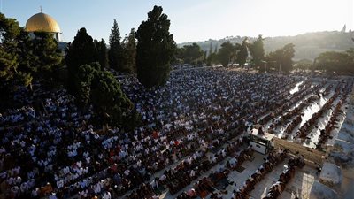 كيف احتفل العالم الإسلامي بعيد الأضحى؟.. العراقيون يحتشدون في مسجد أبو حنيفة.. وإقبال مواطني كازاخستان على جامع نور سلطان | صور