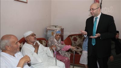 محافظ بني سويف يزور دار المسنين لتهنئتهم بعيد الأضحى المبارك