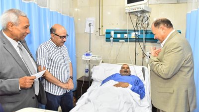 محافظ أسيوط يقدم الهدايا للمرضى للتهنئة بعيد الأضحى