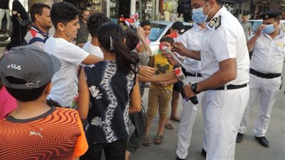 بتوزيع الهدايا.. الداخلية تشارك المواطنين الاحتفال بعيد الأضحى | صور 