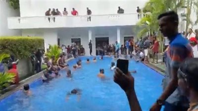 نزلوا حمام سباحة الرئيس.. فيديو مثير للحظة اقتحام المحتجين بسريلانكا للقصر الرئاسي