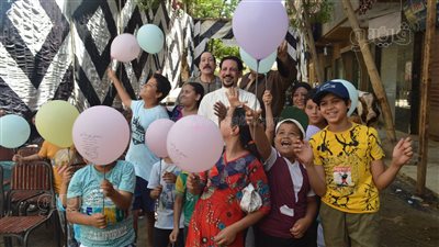 أعيادنا تجمعنا.. روماني يشارك المسلمين فرحتهم بعيد الأضحى بذبح 3 عجول | فيديو وصور