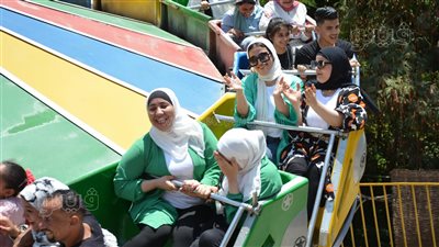  هنا تزول الفوارق العمرية.. ملاهي حديقة الحيوان تجذب الكبار والصغار| صور 