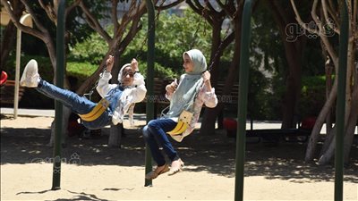 الملاهي تجذب زوار حديقة الأزهر في أول أيام العيد| صور 