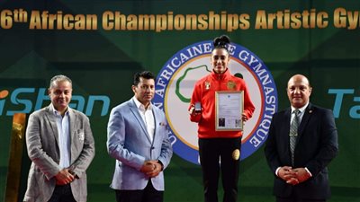 دولي الجمباز يكرم نانسي طمان على هامش بطولة إفريقيا 