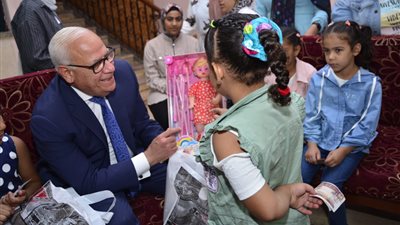 محافظ بورسعيد يوزع الألعاب على الأيتام بمناسبة عيد الأضحى | صور
