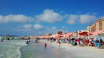 إقبال متوسط على شواطئ العجمي في أول أيام عيد الأضحى|صور 