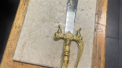 إحباط محاولة تهريب سيوف بحوزة راكبين بمطار القاهرة 