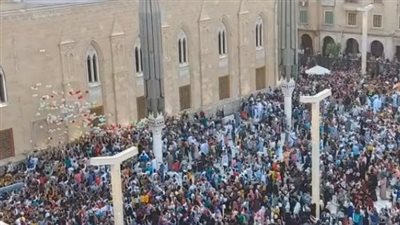 العيد فرحة.. التسابق على البالونات داخل مسجد الحسين | فيديو 