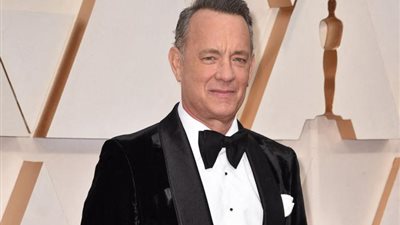 توم هانكس يحتفل بعيد ميلاده الـ66 بصورة سيلفي