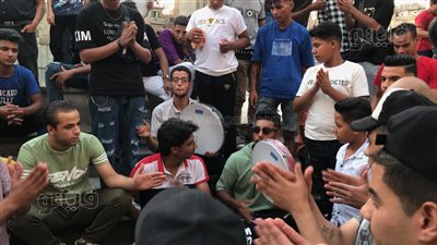 بالطبول والأغاني.. 