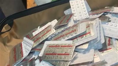 ضبط أقراص مخدرة بحوزة راكب في مطار القاهرة 