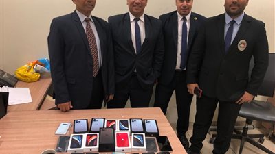 ضبط محاولتي تهريب شرائط وعبوات دوائية وهواتف محمولة بمطار القاهرة | صور