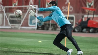 روح رياضية.. تحية من حراس الأهلي لـ عواد أثناء الإحماء