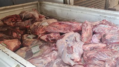 ضبط صاحب محل حجب 15 طن لحوم وأرز من التداول بالقاهرة
