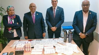إحباط محاولة تهريب أدوية وخيوط جراحية داخل عبوات شاي ومأكولات بمطار القاهرة | صور