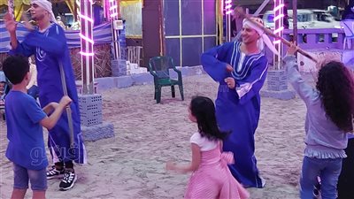 السهرة حتى مطلع الفجر.. احتفالات ورقص وأغاني على شواطئ مطروح احتفالا بالعيد|فيديو 