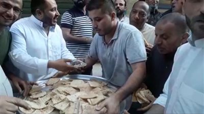 أبناء القرية يصطفون لمصافحة بعضهم.. 