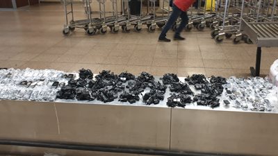 افتكره شارع عبد العزيز.. ضبط كميات غير مسبوقة من الهواتف المحمولة بمطار القاهرة | صور