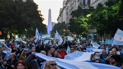 الأرجنتين على صفيح ساخن.. احتجاجات ضد الحكومة والرئيس يدعو للوحدة