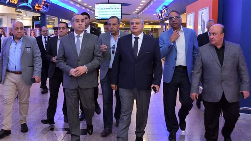 وزير الطيران يتابع