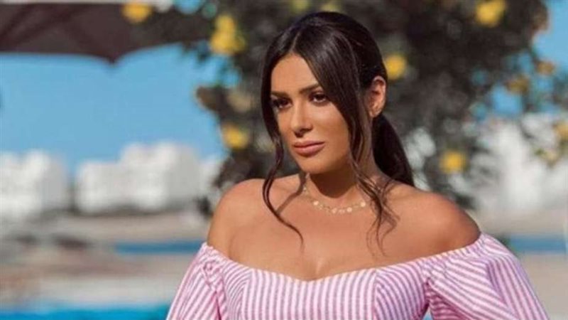 الفنانة إنجي المقدم،