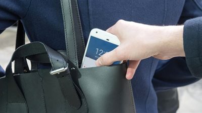 التحقيق مع عاطل بتهمة سرقة الهواتف المحمولة من المواطنين بالموسكى