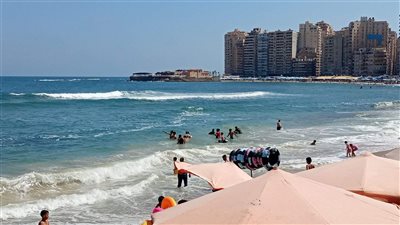 إقبال المحتفلين بعيد الأضحى على شواطئ الإسكندرية | صور 