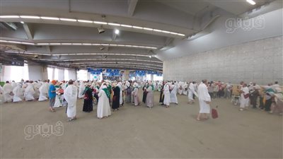 حجاج بيت الله الحرام من الجمعيات الأهلية يواصلون رمي الجمرات