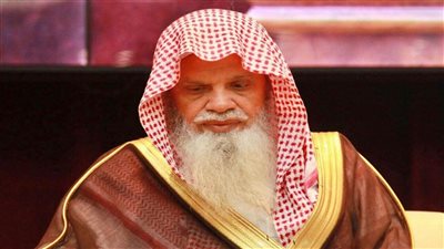 بكى لوفاة والدته في الصلاة.. إمام المسجد النبوي يثير أحزان النشطاء | فيديو 