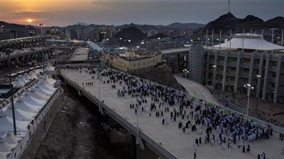 حجاج بيت الله الحرام يتوجهون لرمي الجمرات الثلاث 