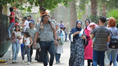 رغم ارتفاع درجات الحرارة.. فسحة العيد متكملش إلا بحديقة الحيوان| صور