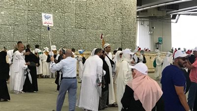 7 صور ترصد حجاج قرعة الحج السياحي أثناء رمي الجمرات