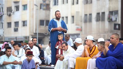 بالزي التقليدي والطربوش.. المغاربة يؤدون صلاة عيد الأضحى في ساحة مولاي رشيد | فيديو وصور