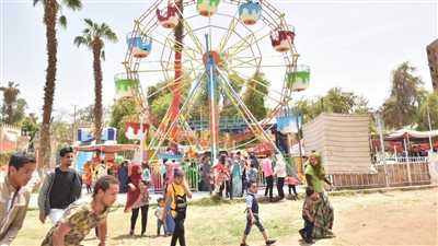 توافد المواطنين على العبارات النيلية والحدائق بأسيوط في ثاني أيام عيد الأضحى 
