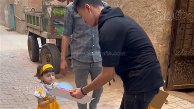العيد فرحة..شاب يوزع الهدايا والألعاب على الأطفال في شوارع الغربية|صور