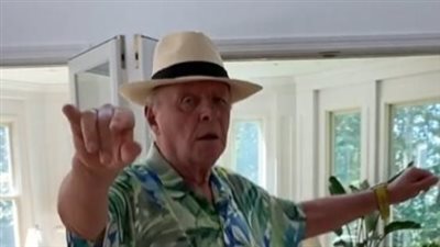 في سن الـ٨٤.. أنتوني هوبكنز يرقص احتفالا بالصيف| فيديو