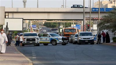 مجهول الهوية يطعن كويتيا وزوجته في الشارع