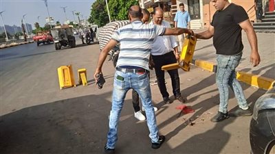 رفع حواجز انتظار المركبات لتعديها على الطريق العام بالجيزة | صور
