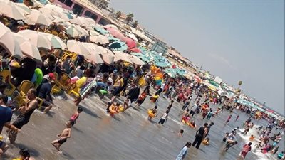 رأس البر تستقبل روادها بالورود والبالونات والمزمار والطبل البلدي| صور 