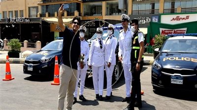 سيلفي الشرطة وتوزيع الورود.. الداخلية تحتفل مع المواطنين بعيد الأضحى | صور 