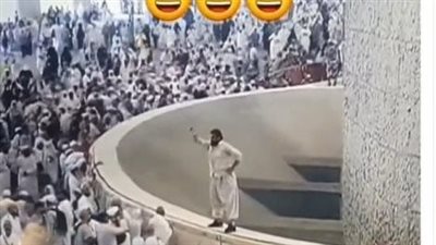  سيلفي مع الشيطان.. حاج باكستاني يلتقط صورة طريفة خلال رمي الجمرات
