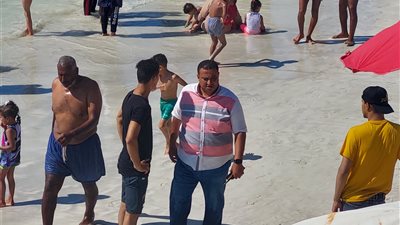 رغم التحذير ورفع الراية الحمراء.. رواد شواطئ العجمي يصرون على نزول البحر