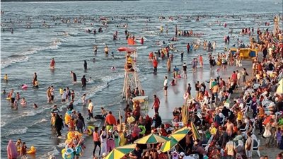 العيد فرحة وأجواء احتفالات على الشواطئ فى المحافظات.. إقبال على الرحلات النيلية وزحام بالمزارات السياحية | فيديو وصور